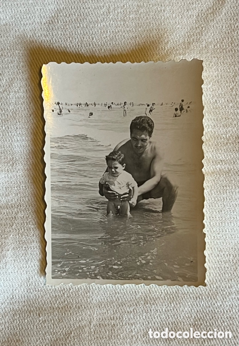Fotograf&iacute;a antigua: MINUTEROS VALENCIA.. Disfrutando del mar con el peque&ntilde;o.. (a.1954) Med&iacute;das: 6 x 8 cm.,
