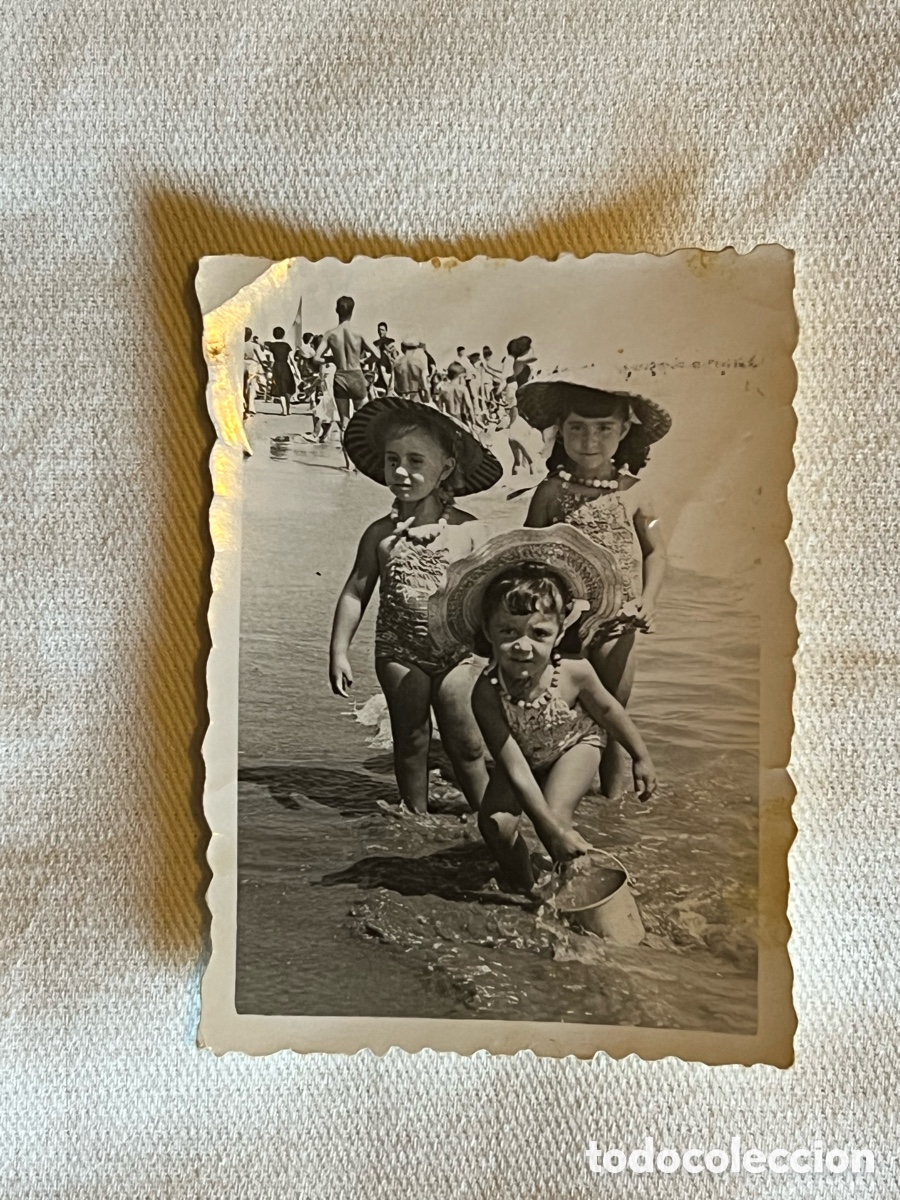 Fotograf&iacute;a antigua: MINUTEROS VALENCIA.. Disfrutando del mar. Tres peque&ntilde;as Hawaianas.. (a.1954) Med&iacute;das: 6 x 8 cm