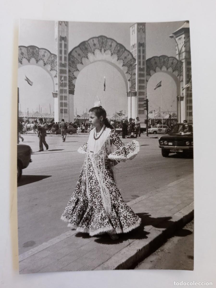 Antique Photography: FOTO DE LA FERIA DE SEVILLA : CHICA VESTIDA DE FLAMENCA Y AL FONDO LA PORTADA
