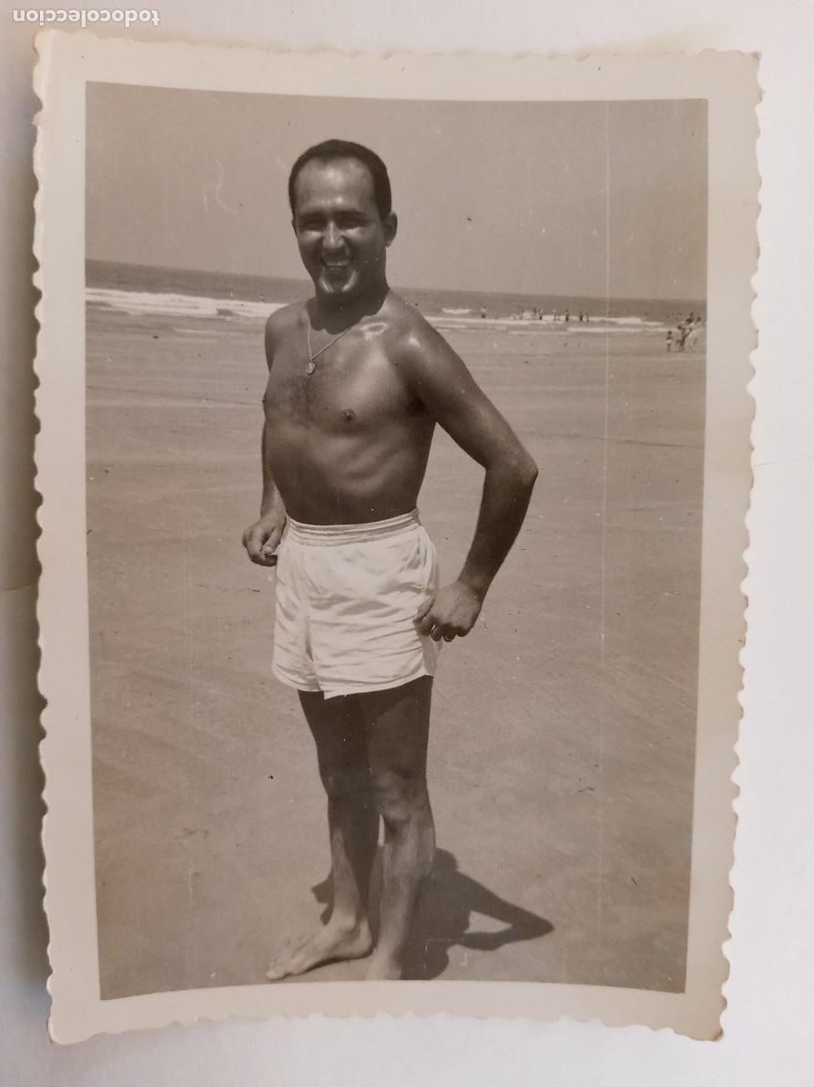 Alte Fotografie: FOTO DE HOMBRE EN BA&Ntilde;ADOR EN LA PLAYA EN PLAN TARZAN