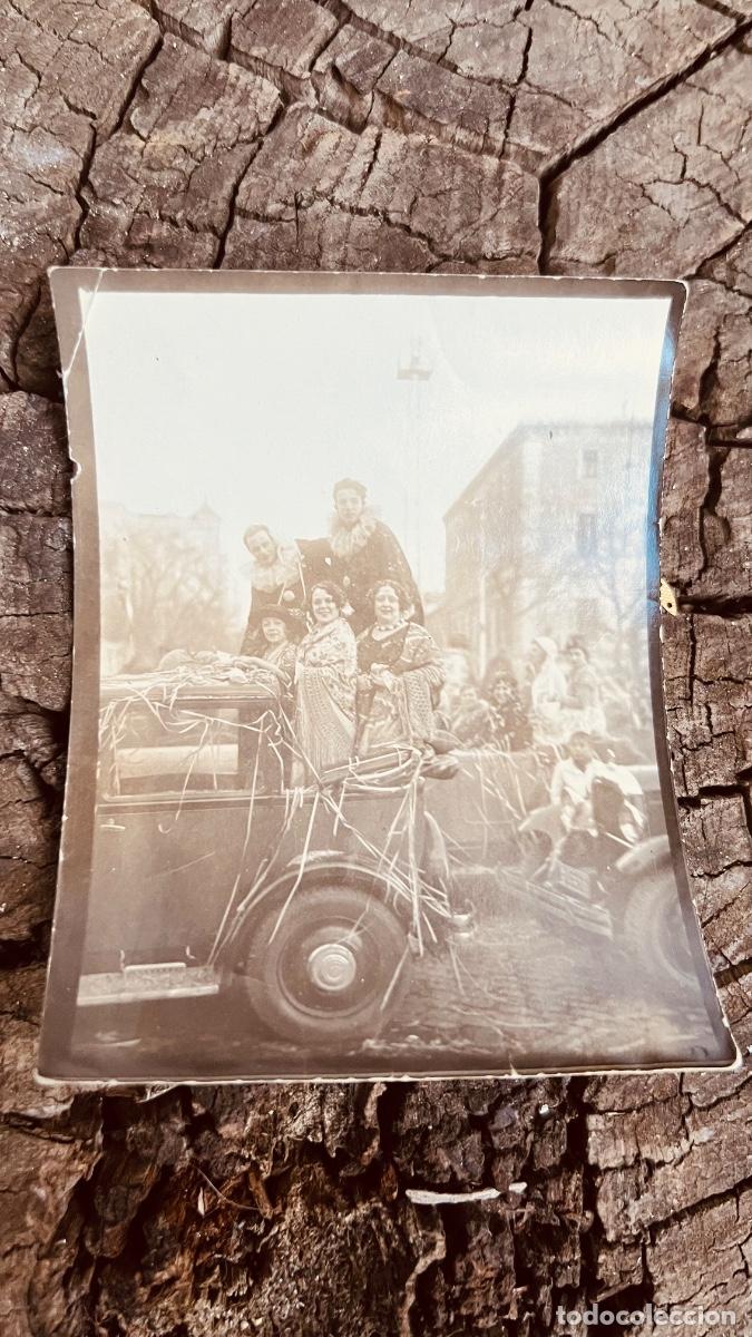 Fotografia antiga: Foto mujeres con mantones Manila y hombres disfrazados pierrot subidos coche cotill&oacute;n sXX 12cm