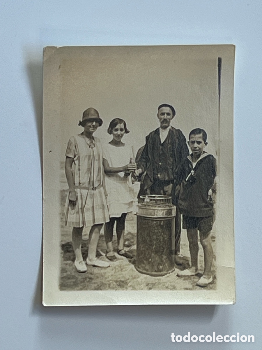 Fotograf&iacute;a antigua: VALENCIA.. Playa de Las Arenas.. J&oacute;venes junto al vendedor de helados&hellip; (h.1920?)