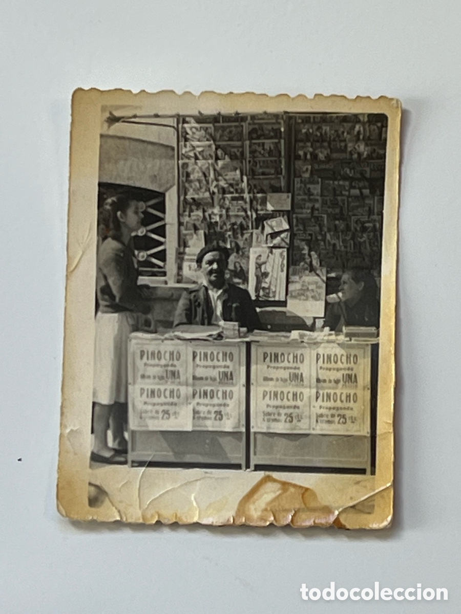 Fotograf&iacute;a antigua: LOS KIOSKEROS DE BADAJOZ.. Fotograf&iacute;a venta de revistas.. peri&oacute;dicos.. y tebeos.. (a.1949) da&ntilde;ada