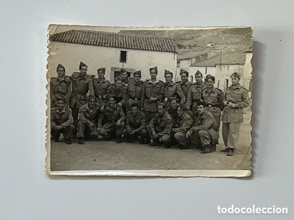 Fotograf&iacute;a antigua: CASTUERA (Badajoz) Miltares en la Plaza de la Falange.. Fotograf&iacute;a Felipe.. (h.1945?)