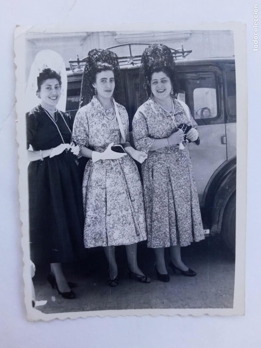 Antique Photography: FOTO DE CHICAS CON PEINETA Y MANTILLA JUNTO A COCHE DE EPOCA