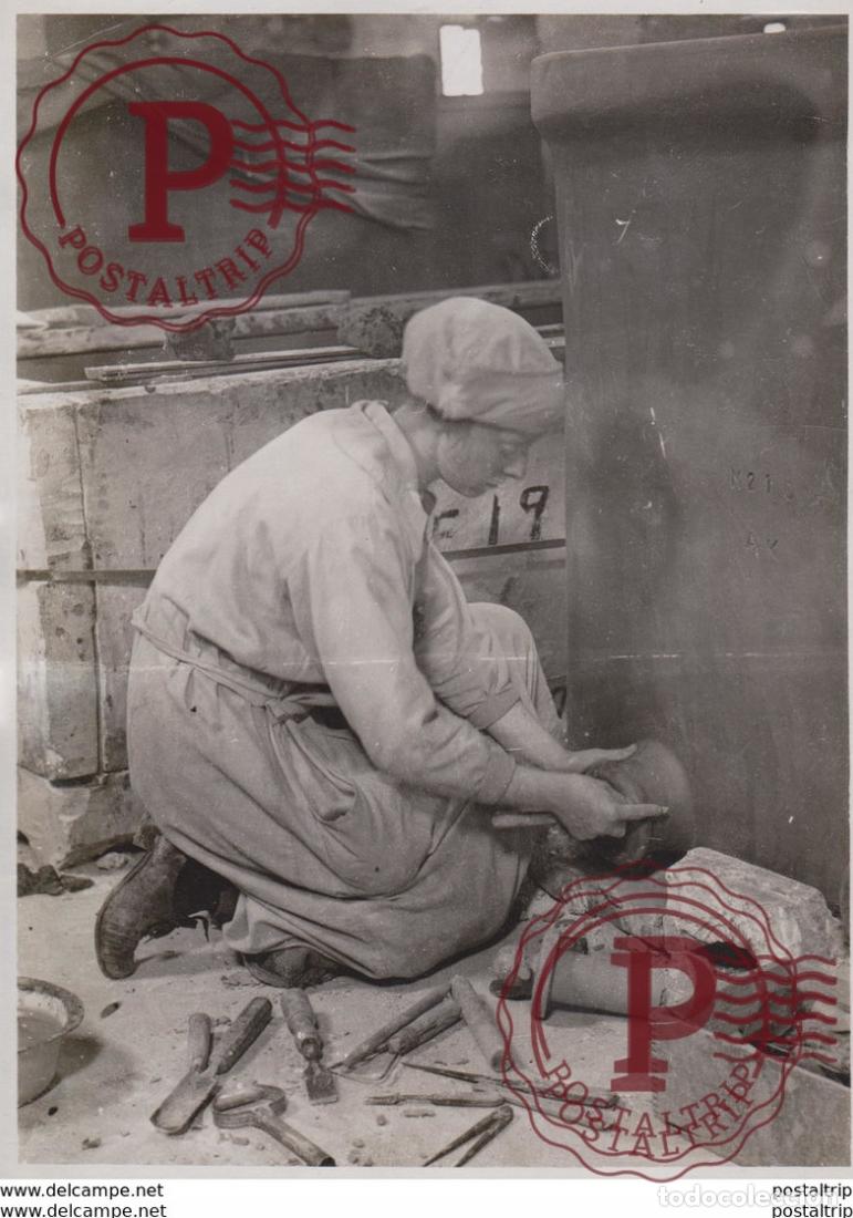 Antique Photography: WOMENS WORK TERRACOTTA TERRA COTTA LEICESTERSHIRE POTERIE +- 20*15CM&nbsp;Fonds Victor FORBIN 1864-194