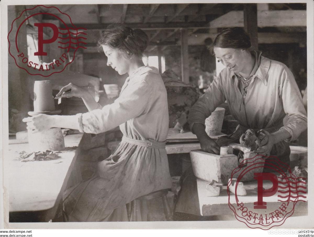 Antique Photography: TERRA COTTA LEICESTERSHIRE WOMENS WORK POTTERY POTERIE +- 20*15CM&nbsp;Fonds Victor FORBIN 1864-1947