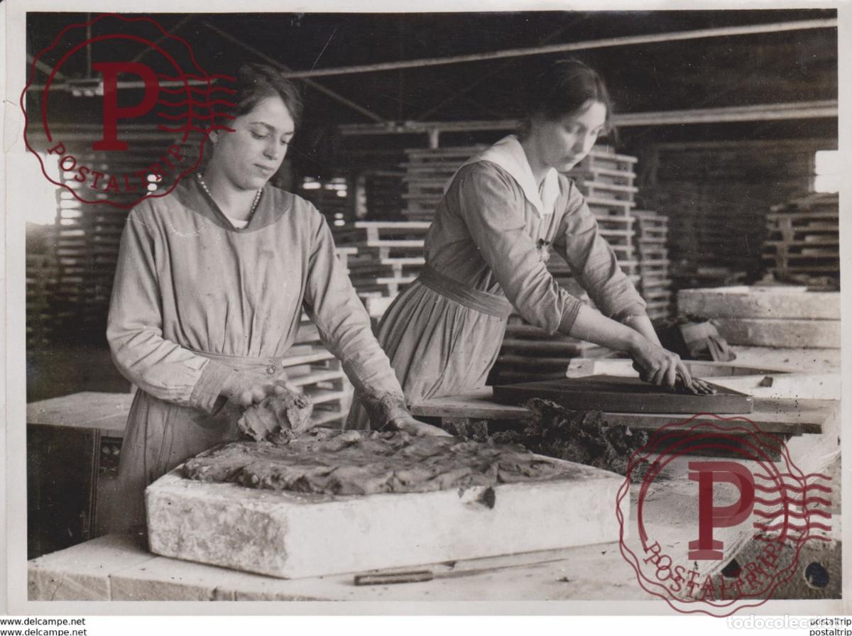 Alte Fotografie: TERRA COTTA LEICESTERSHIRE WOMENS WORK POTTERY POTERIE +- 20*15CM&nbsp;Fonds Victor FORBIN 1864-1947