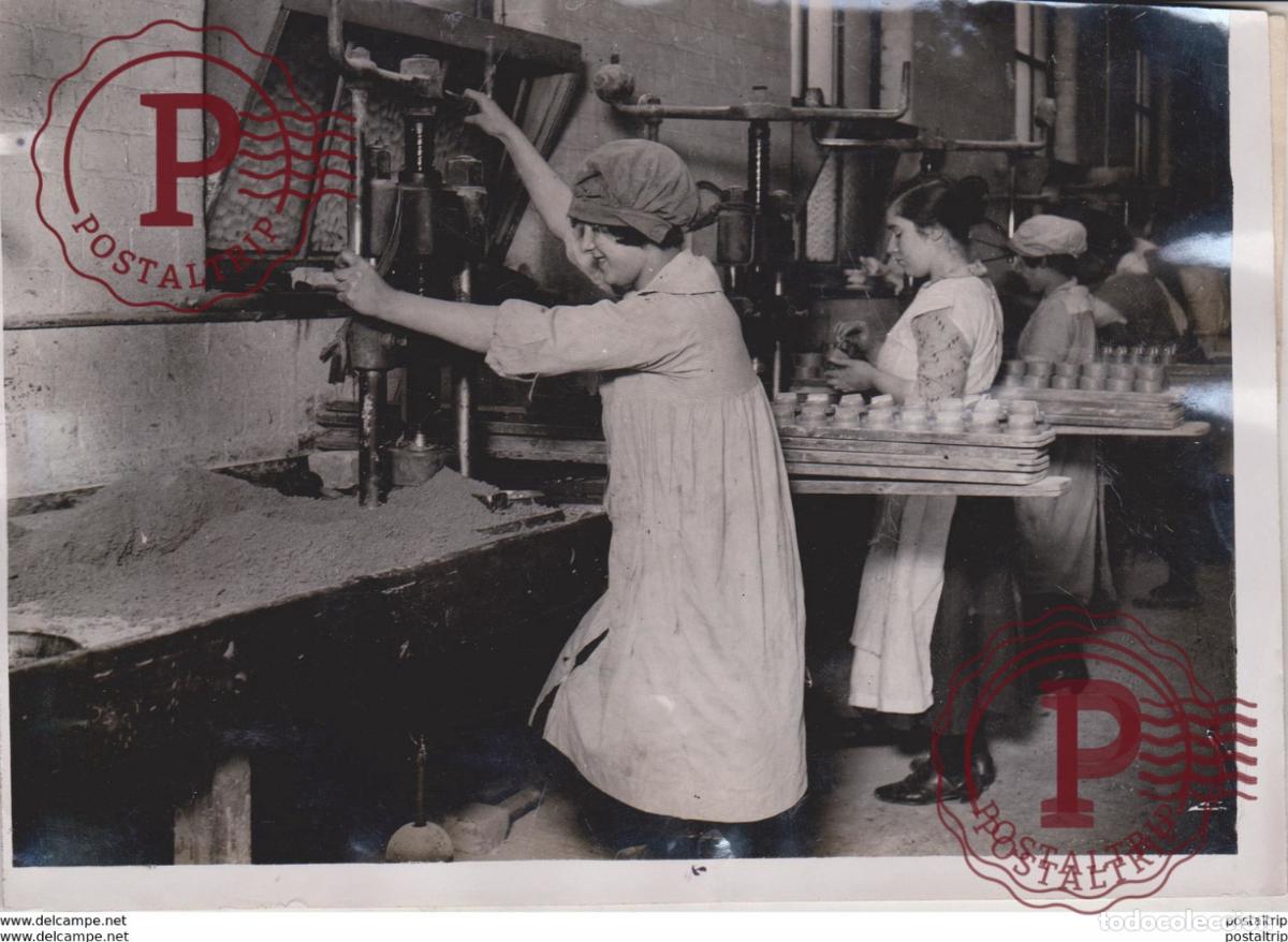 Fotografia antiga: BRITISH MANUFACTURERS GERMAN INDUSTRIES MESSRS VICKERS POTTERY HANLEY +- 20*15CM&nbsp;Fonds Victor FOR