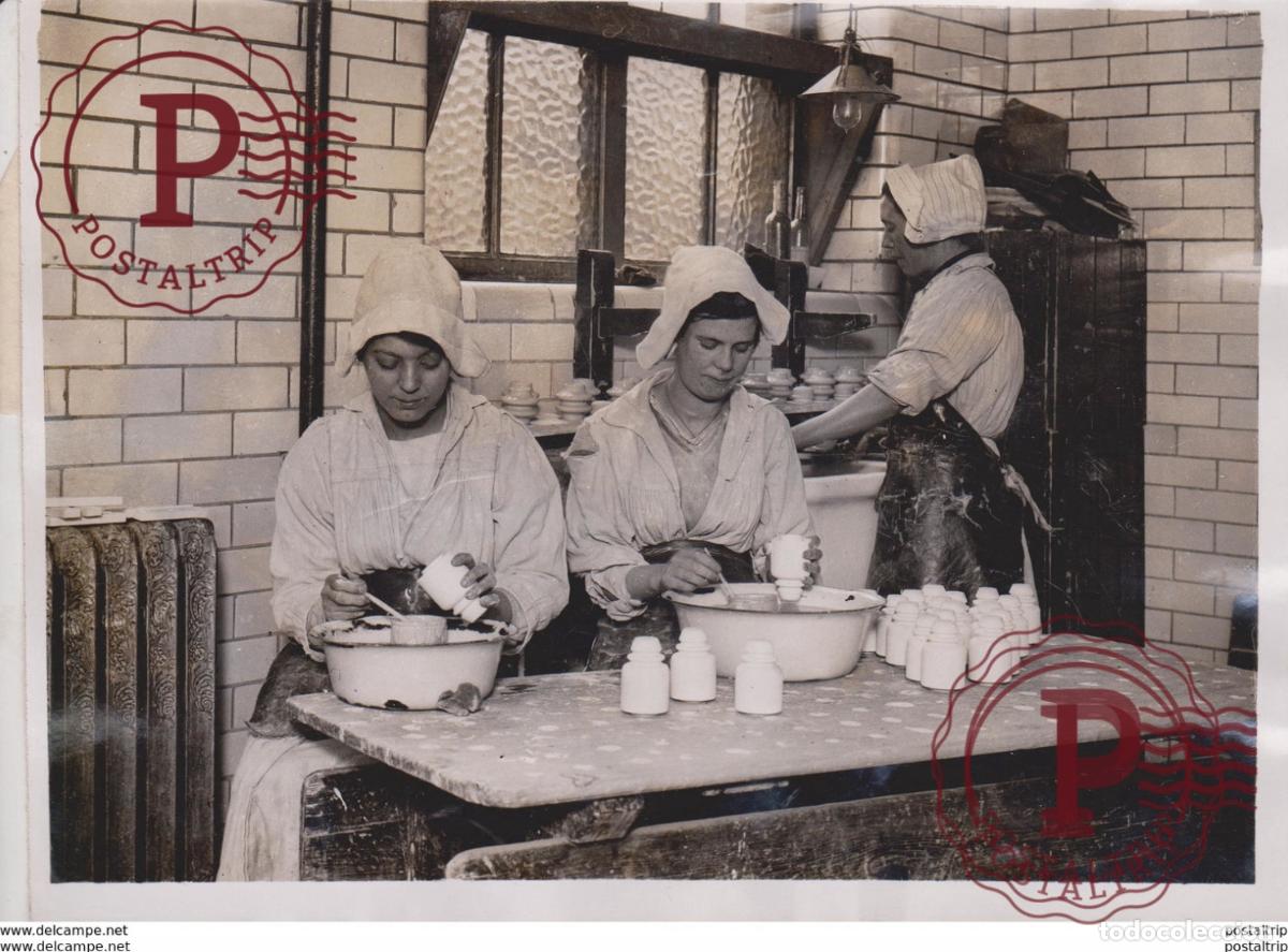 Photographie ancienne: BRITISH MANUFACTURERS GERMAN INDUSTRIES MESSRS VICKERS POTTERY HANLEY +- 20*15CM&nbsp;Fonds Victor FOR