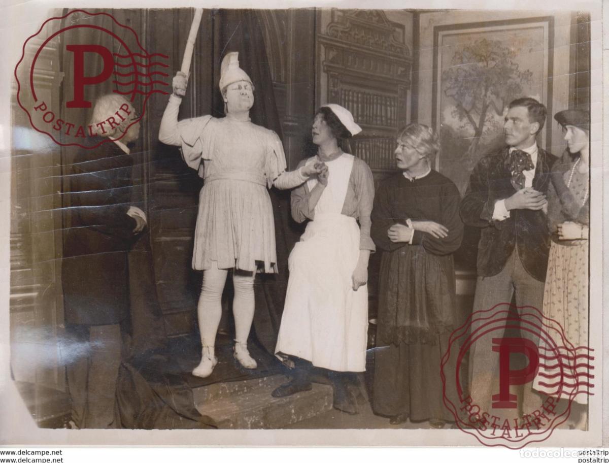 Fotografia antiga: BARTS AT PLAY CHISELLING A FARCE DT BARTHOLOMEWS HOSPITAL 20*15CM Fonds Victor FORBIN 1864-1947