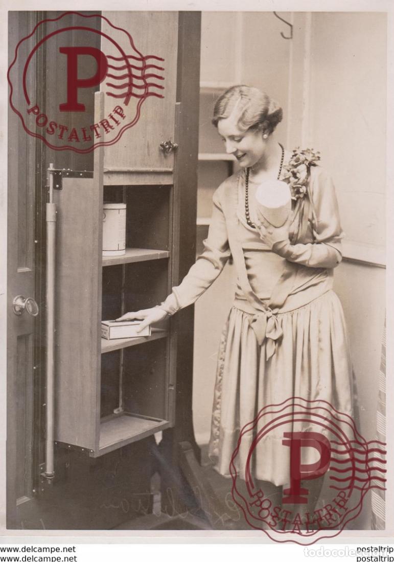 Fotografia antiga: FREEDOME FOR THE HOUSEWIFE TRADESMEN TO LEAVE GOODS WHEN NOBODY IS HOME 20*15CM Fonds Victor FORBIN