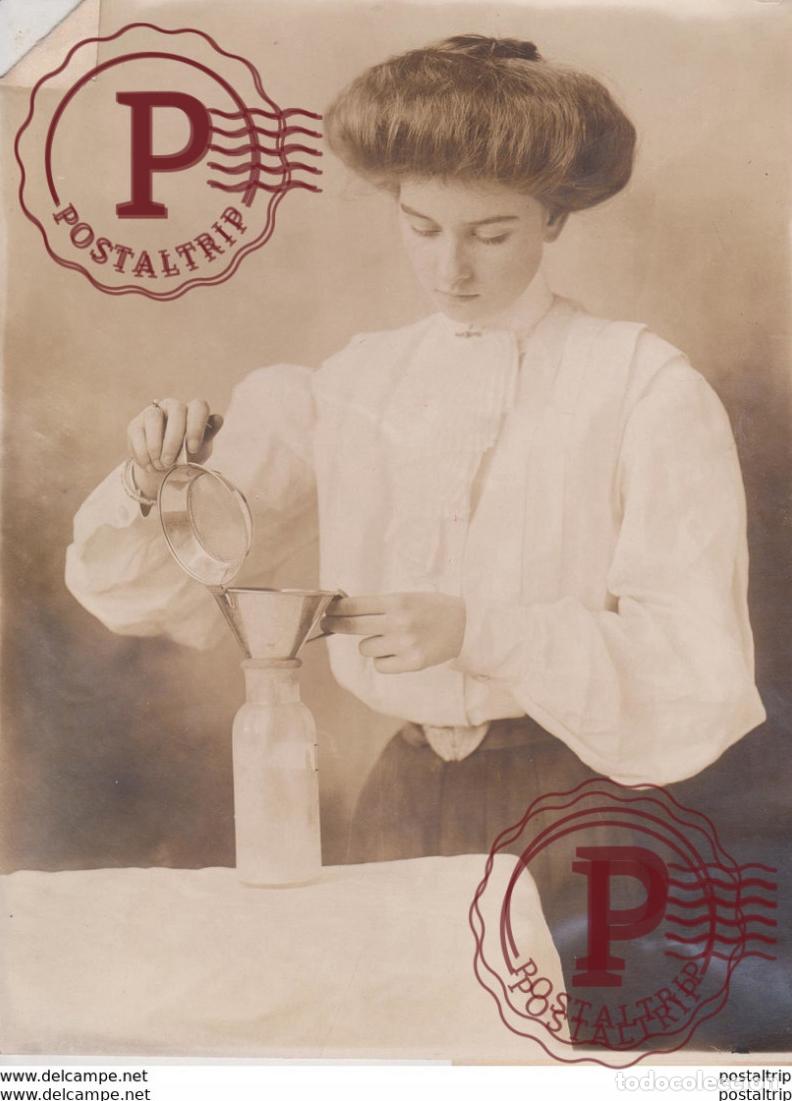 Fotografia antiga: FUNNEL STRAINER ATTACHED 20*15CM Fonds Victor FORBIN 1864-1947