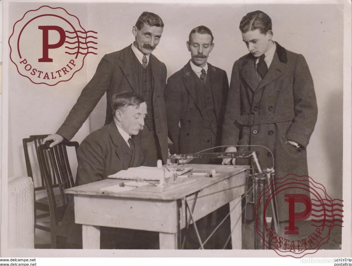 Fotografia antiga: GAS FITTERS INVENTION MR THOMPSON OF EDINBURGH ARMLESS MAN 20*15CM Fonds Victor FORBIN 1864-1947