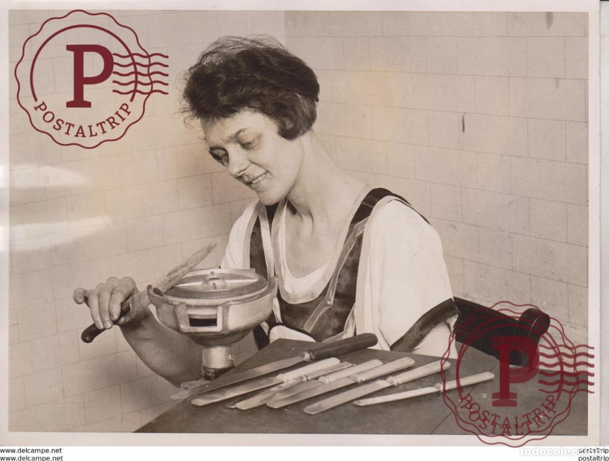 Fotografia antiga: ELECTRICAL GADGET KNIFE CLEANING AND SHARPENING HOUSEWORK MADE EASY 20*15CM Fonds Victor FORBIN 18