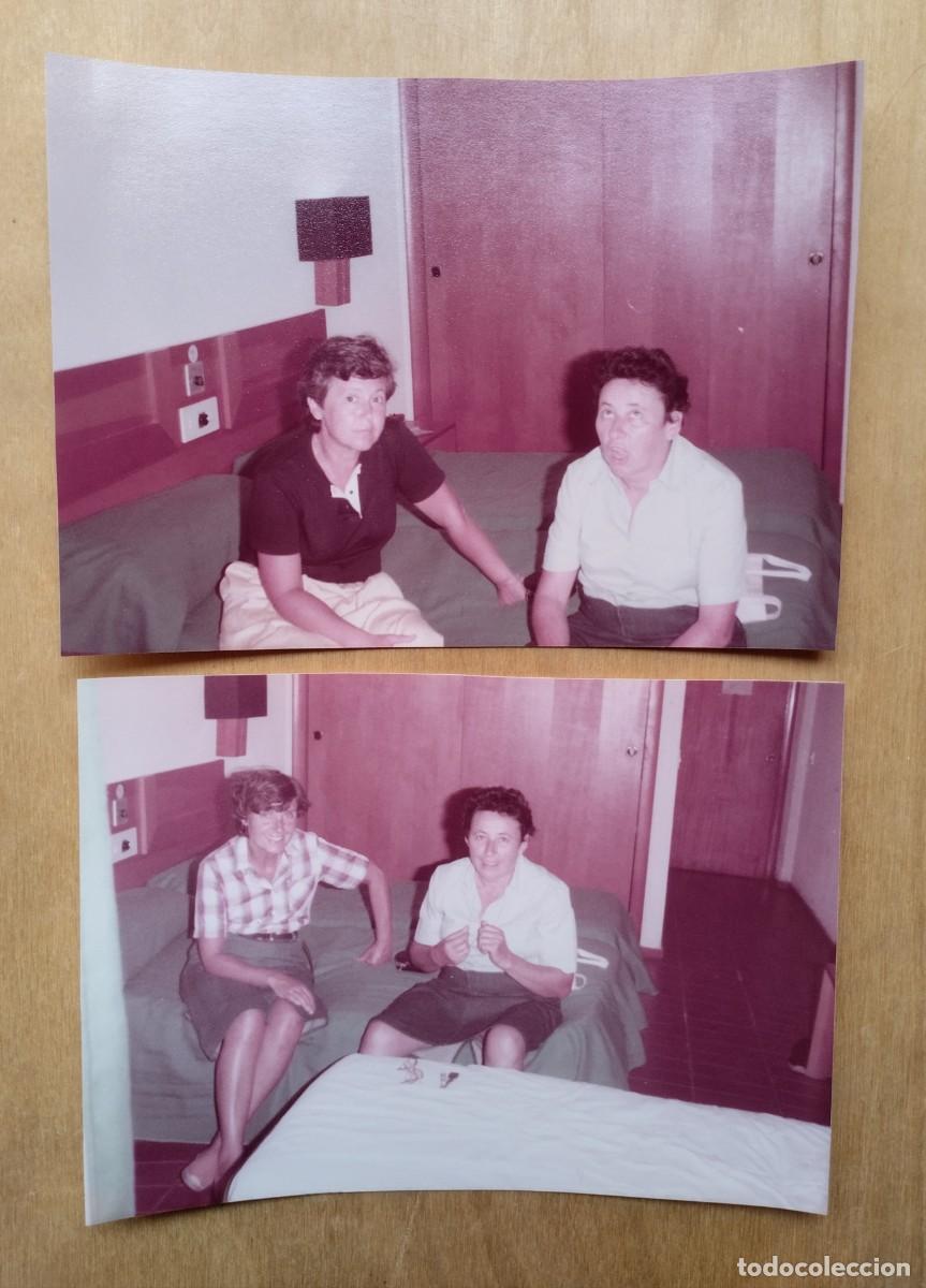 Fotograf&iacute;a antigua: Lote de fotograf&iacute;as de amigas en el interior de una habitaci&oacute;n del hotel Cap Negret- Altea. 1982