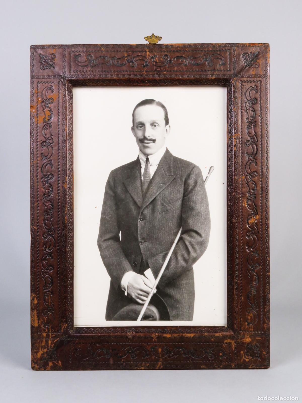 Fotograf&iacute;a antigua: Fotograf&iacute;a Alfonso XIII traje chaqueta bast&oacute;n sombrero marco piel con corona monarqu&iacute;a