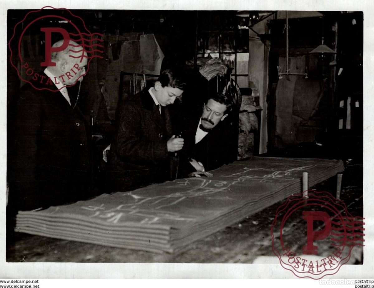 Fotograf&iacute;a antigua: MAKING SOLDIERS UNIFORMS IN THE NORTH OF ENGLAND CUTTING THE CLOTH 21*16CM Fonds Victor FORBIN 186