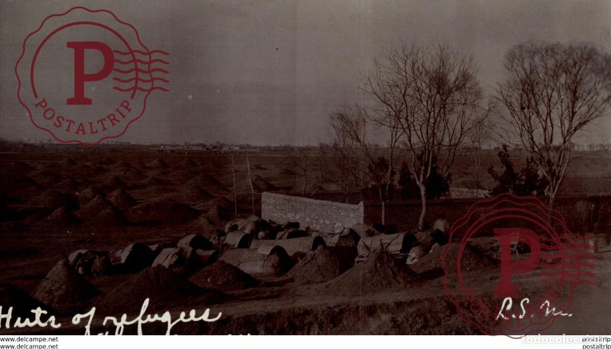 Fotografia antica: HUTS OF REFUGEES AMONG THE GRAVES CHINE CHINA 14*8CM Fonds Victor FORBIN 1864-1947