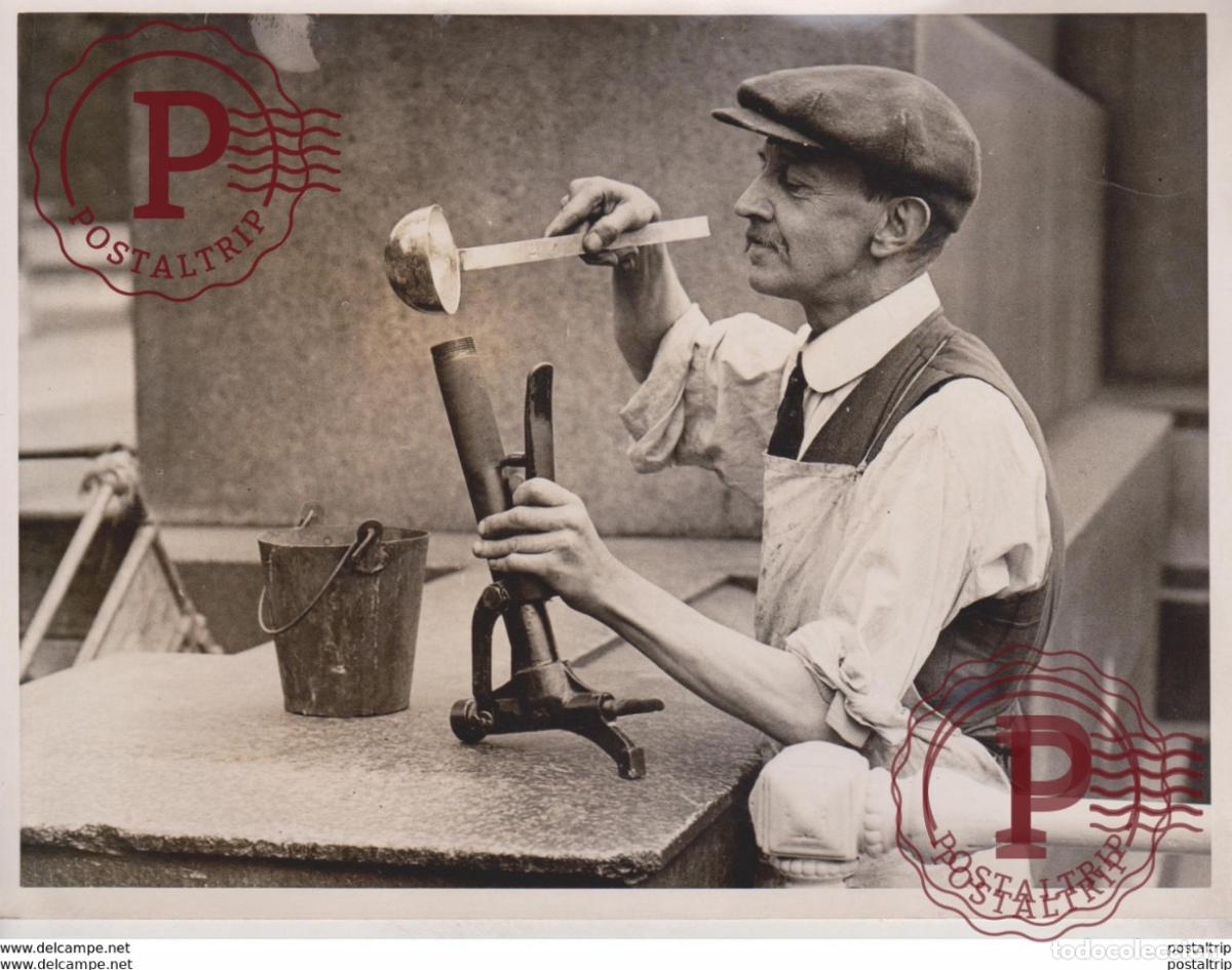 Antique Photography: DOPING TELEGRAPH POLES KEEPING FUNGI AT BAY AND PRESERVES THE xylology, forestry 20*15CM Fonds Vic