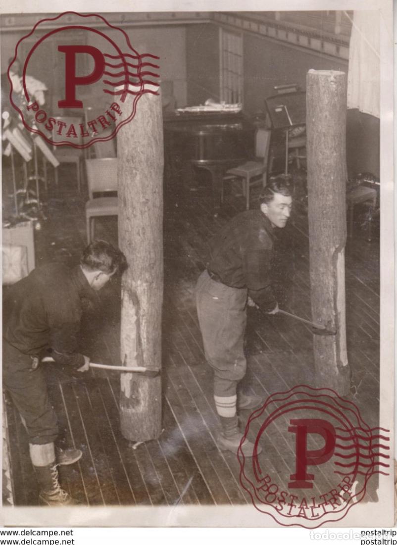 Antique Photography: LOG PEELING CONTEST HOTEL ROOSEVELT NY 2 MAINE LUMBERJACKS xylology, forestry 20*15CM Fonds Victor