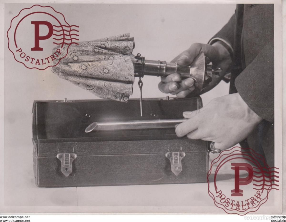 Fotografia antiga: INVENTION OLYMPIA MOTOR SHOW JOS&Eacute; AIR CUSHIONED SEAT EXTRA SEAT IN THE CAR 20*15CM Fonds Victor F