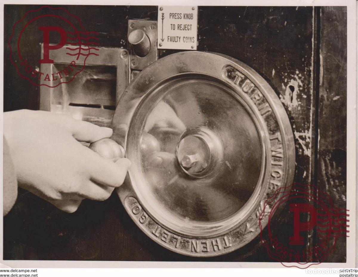 Fotografia antiga: A POSTBOX THAT WILL DO AWAY WITH STAMPS AUTOMATICALLY FRANKS LETTERS MR WILKINSON 20*15CM Fonds Vict