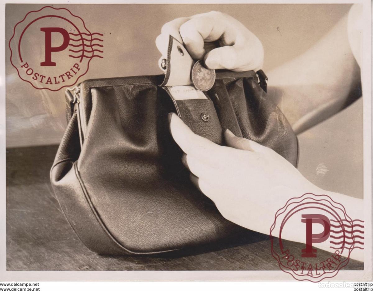 Fotografia antiga: FOR SMALL CHANGE FUMBLING FOR MONEY TO PAY BUS FARES 20*15CM Fonds Victor FORBIN 1864-1947