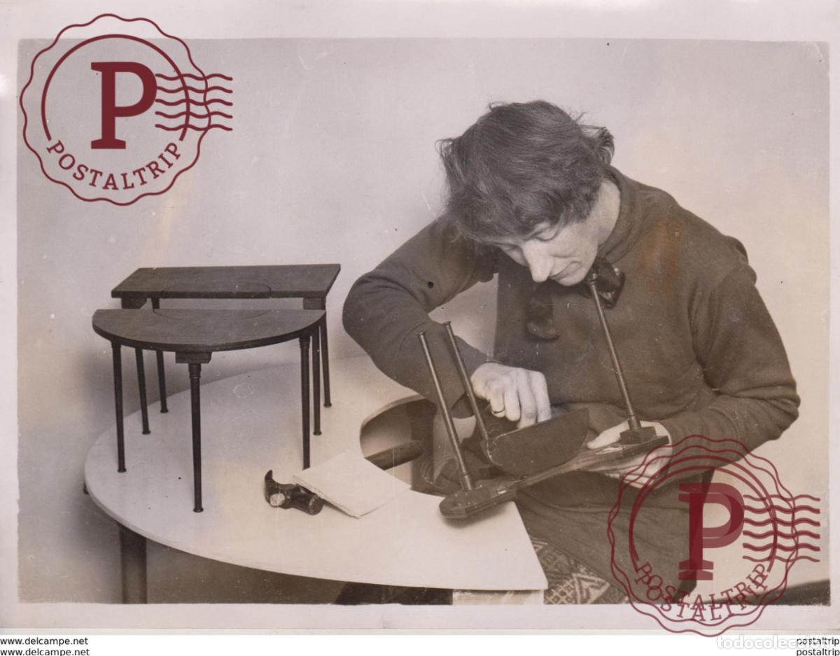 Fotografia antiga: WOMAN INVENTS NEW TABLE MRS E H BRAMALL FIXOQUIK TABLE 20*15CM Fonds Victor FORBIN 1864-1947