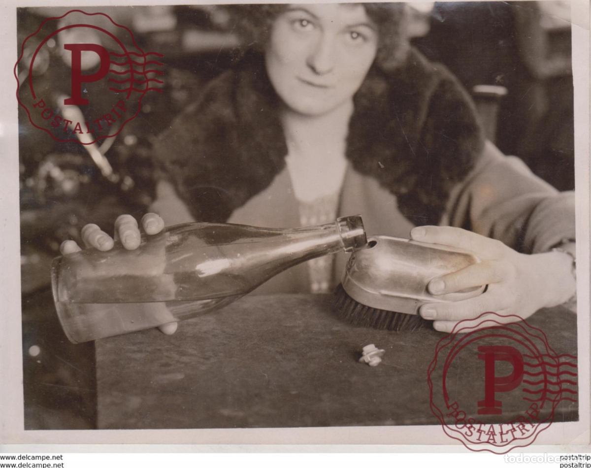 Fotografia antiga: DRY CLEANING AT HOME WITH SPECIAL BRUSH INVENTION 20*15CM Fonds Victor FORBIN 1864-1947