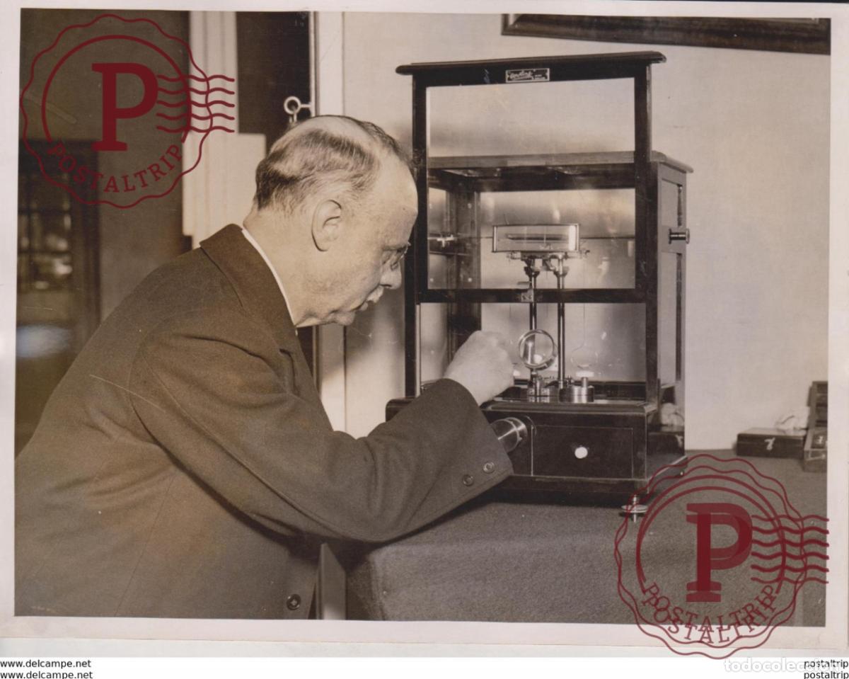Fotografia antiga: WEIGHING EXTRAORDINARY A MACHINE SENSITIVE TWO H. PART MILLIGRAM WESTMINSTER 20*15CM Fonds Victor FO
