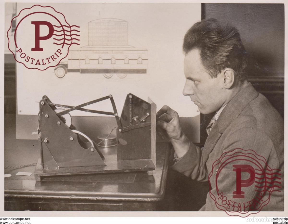 Fotografia antiga: A TRAVELLING TOTALISATOR MR HAROLD HARDY INVENTOR PORTABLE PROOF AGAINST FORGERY 20*15CM Fonds Vic