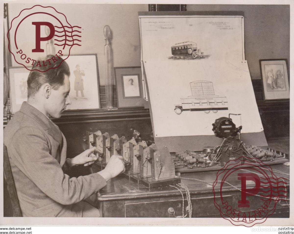 Fotografia antiga: A TRAVELLING TOTALISATOR MR HAROLD HARDY INVENTOR PORTABLE PROOF AGAINST FORGERY 20*15CM Fonds Vic