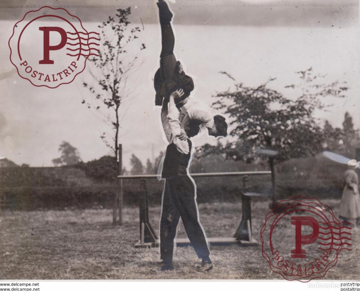 Fotograf&iacute;a antigua: TWO CLEVER GIRL ATHLETES AT BIRMINGHAM 21*16CM Fonds Victor FORBIN 1864-1947