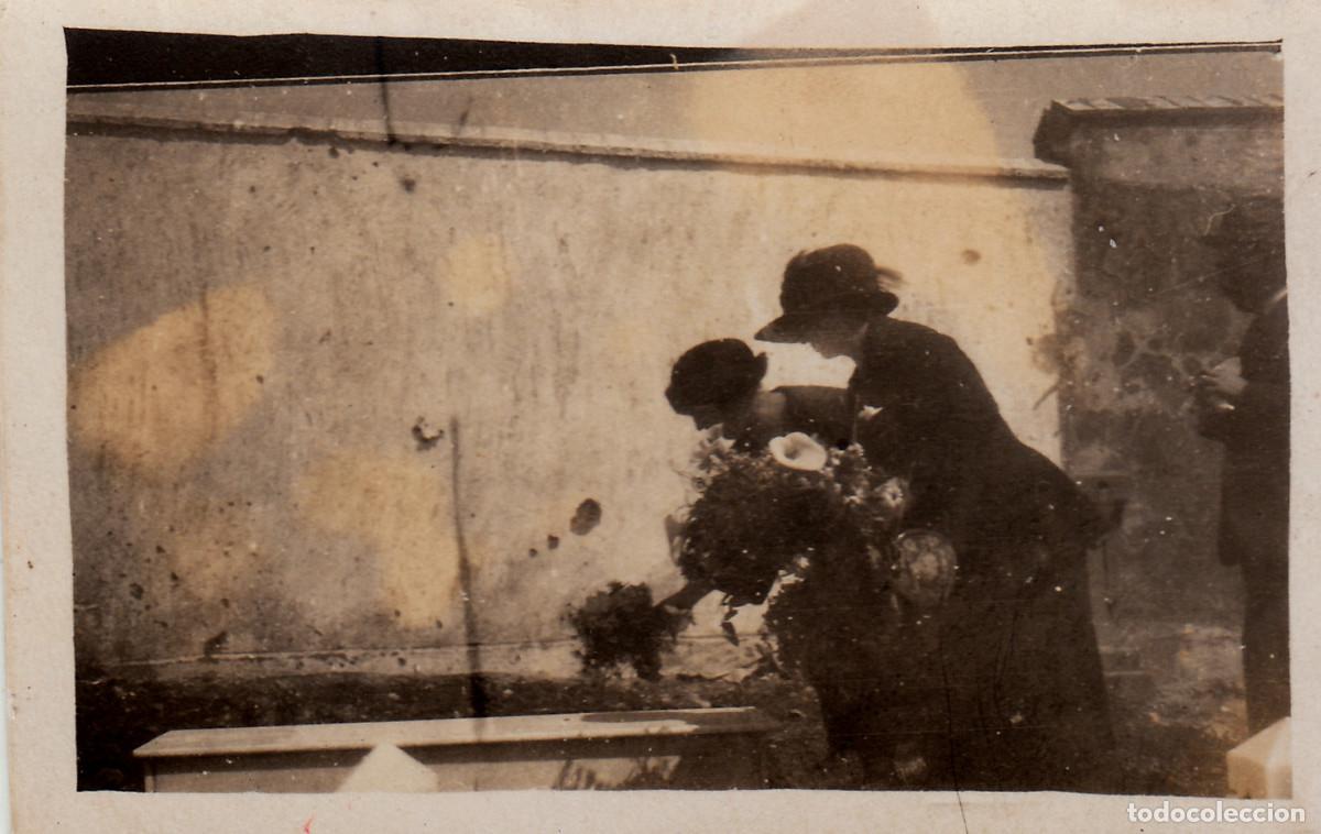 Fotograf&iacute;a antigua: Extra&ntilde;a y preciosa fotograf&iacute;a. Damas poniendo flores en la tumba de un ni&ntilde;o. A&ntilde;os 10-20 pc