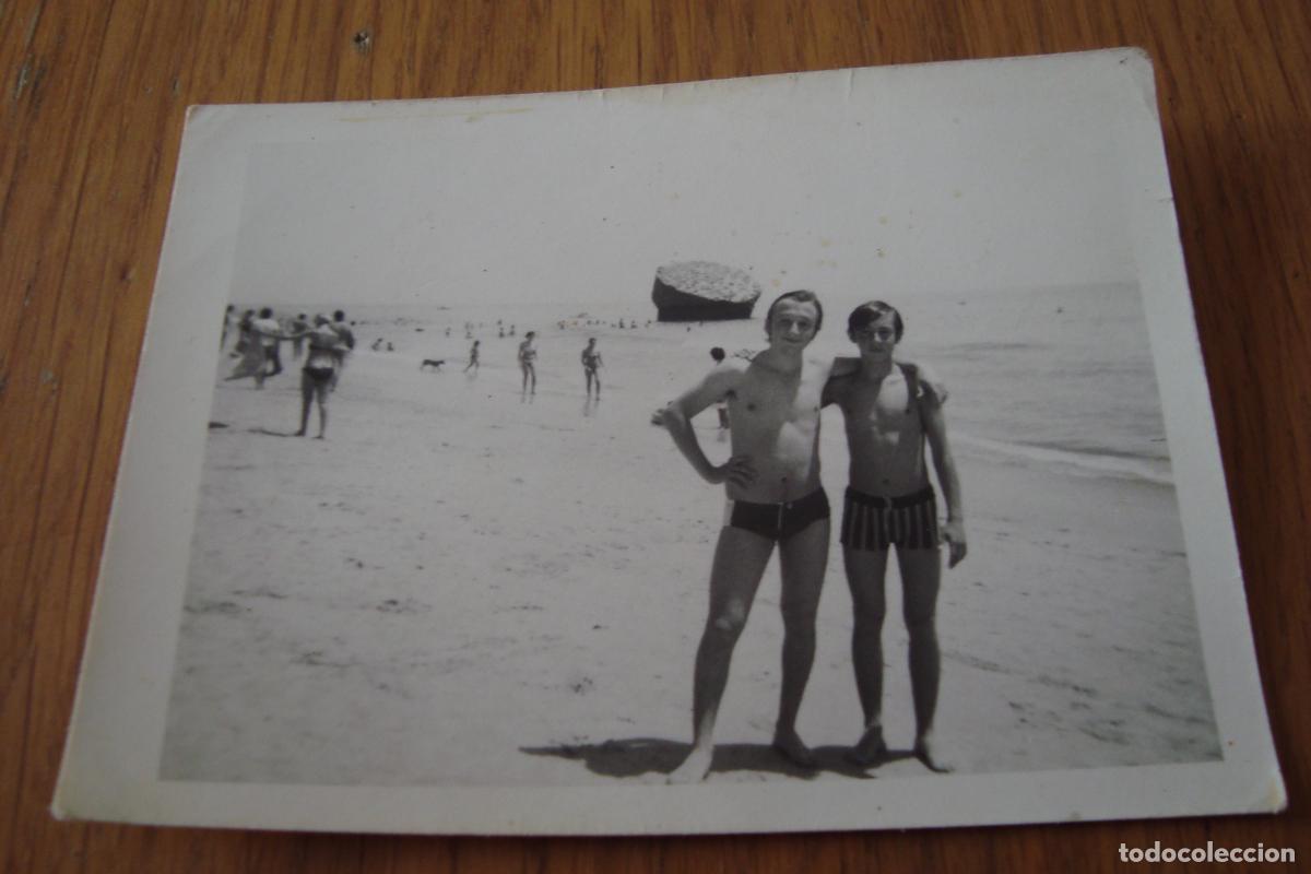 Fotograf&iacute;a antigua: ANTIGUA FOTOGRAFIA DE CHICOS EN BA&Ntilde;ADOR PLAYA A&Ntilde;OS 60.