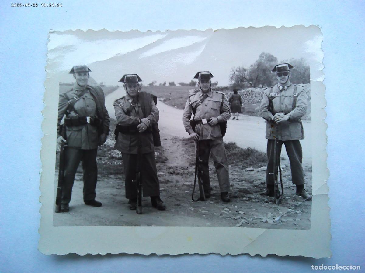 Fotograf&iacute;a antigua: GUARDIA CIVIL : FOTO DE AGENTES DE SERVICIO EN DESPOBLADO . DE SANTIAGO, LLERENA