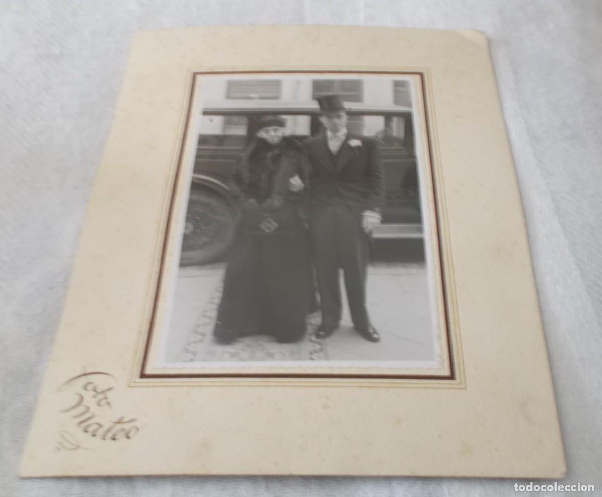 Fotograf&iacute;a antigua: fotografia antigua llegada del novio con su madrina a&ntilde;o 1942