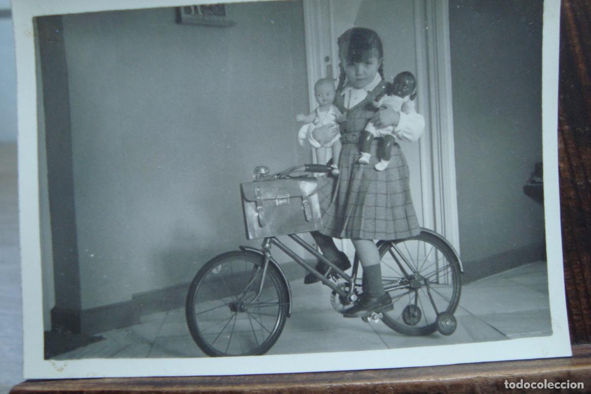 Fotograf&iacute;a antigua: ANTIGUA FOTOGRAFIA NI&Ntilde;A CON BICICLETA Y MU&Ntilde;ECAS 1959.