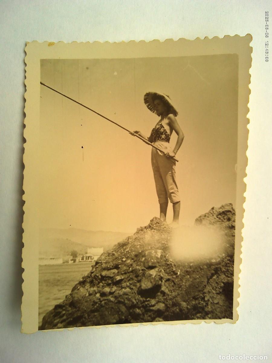Alte Fotografie: FOTO DE CHICA PESCANDO , CON CA&Ntilde;A , BA&Ntilde;ADOR, PANTALON PIRATA Y PAMELA