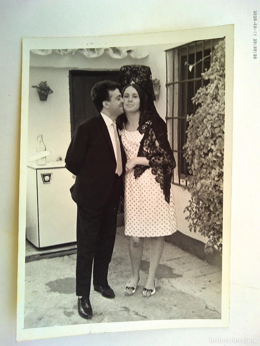 Fotograf&iacute;a antigua: FOTO DE SE&Ntilde;ORITA CON PEINETA Y MANTILLA SIENDO BESADA . DE MAESTRE , ALMODOVAR DEL RIO ( CORDOBA )