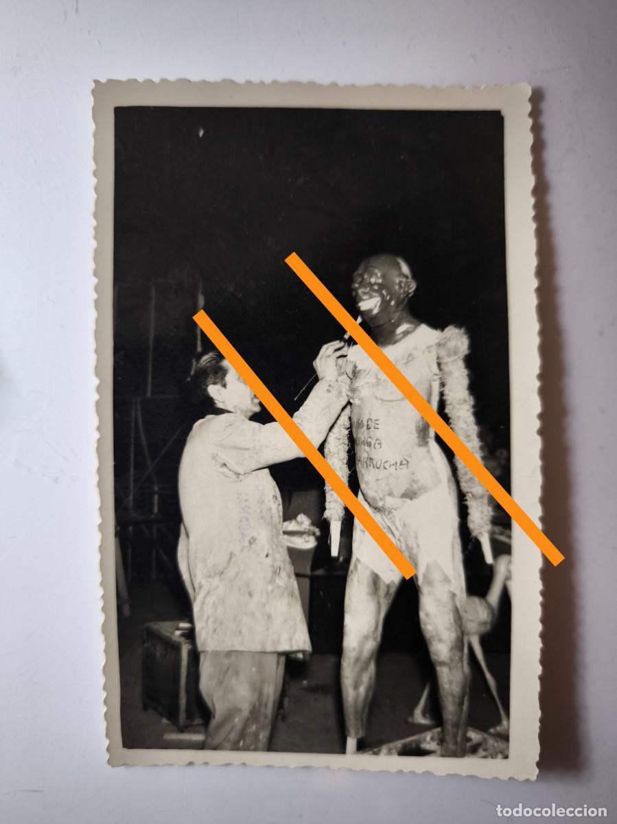 Fotograf&iacute;a antigua: Antigua fotograf&iacute;a. Taller fallero. Ninot de falla. Fallas de Valencia. A&ntilde;os 50/60.