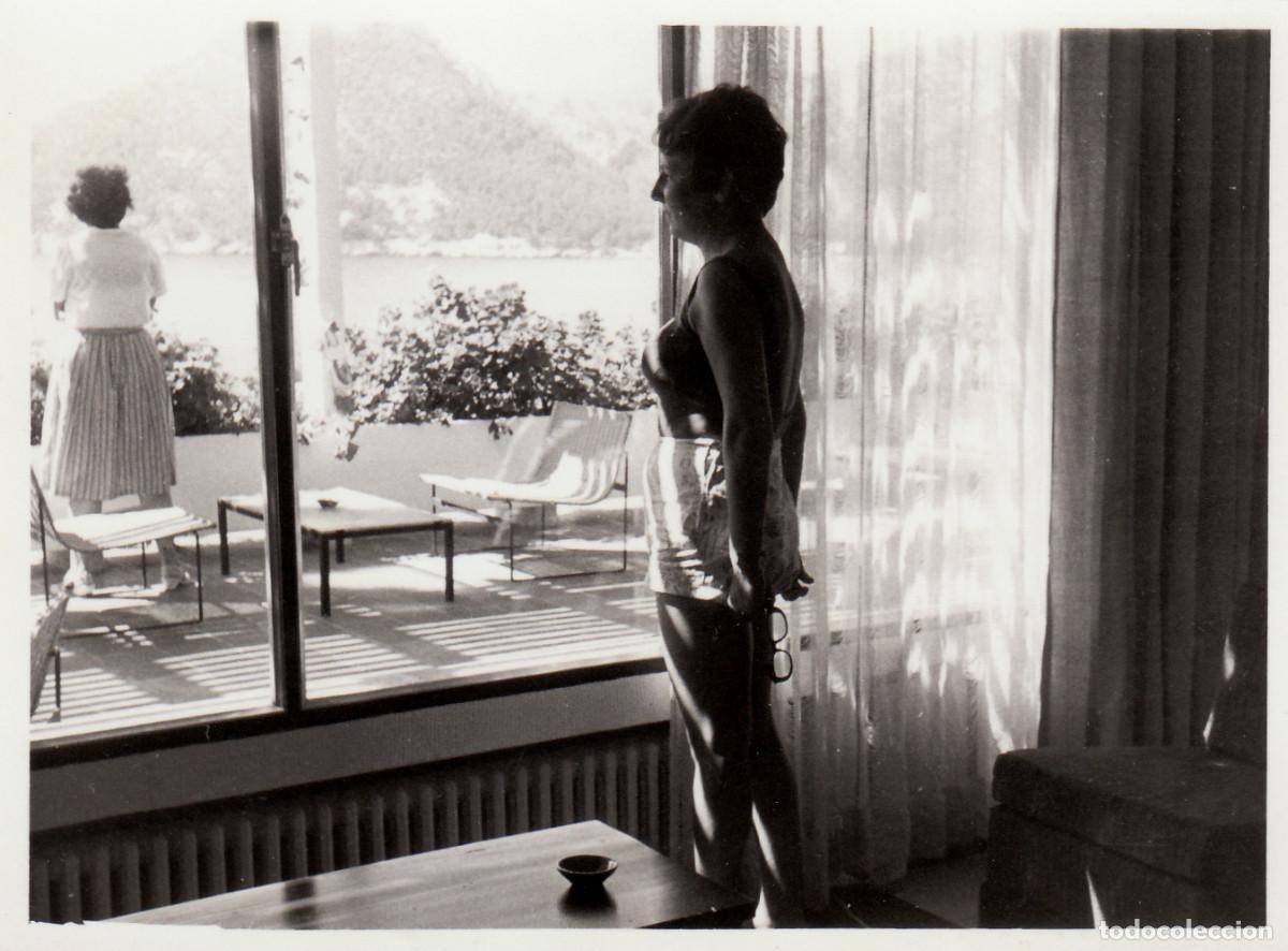 Fotograf&iacute;a antigua: Chicas. Mujer mirando el Cabo de Formentor a trav&eacute;s de la ventana de la habitaci&oacute;n del hotel 1963 pc