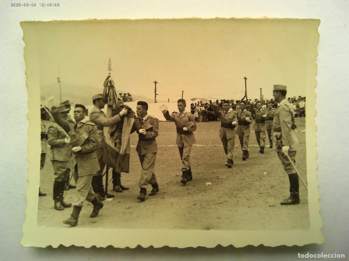 Fotografia antica: TROPAS DEL NORTE DE AFRICA : FOTO JURA DE REGULARES , BANDERA CON AGUILA DE SAN JUAN
