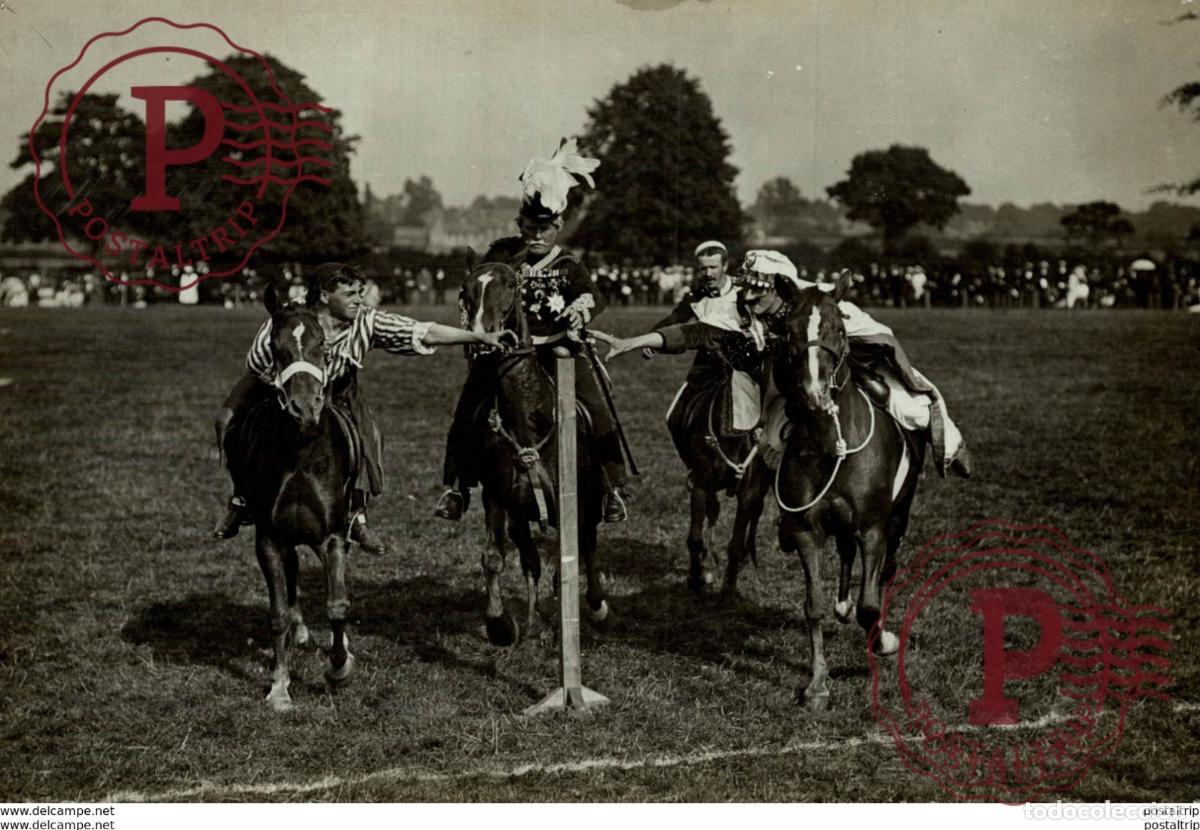 Fotografia antiga: ANAITH CARNIVAL RACING IN COMEDY COSTUME FOR A LEMON +++- 16*12CM&nbsp;Fonds Victor FORBIN 1864-1947