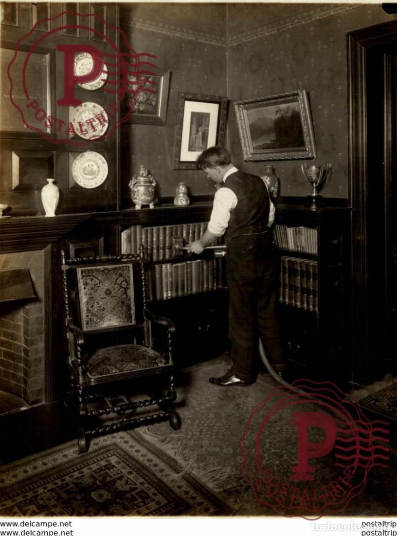 Fotograf&iacute;a antigua: CLEANING THE BOOKCASE HORSE CHEVAL .+++- 21*16CM&nbsp;Fonds Victor FORBIN 1864-1947
