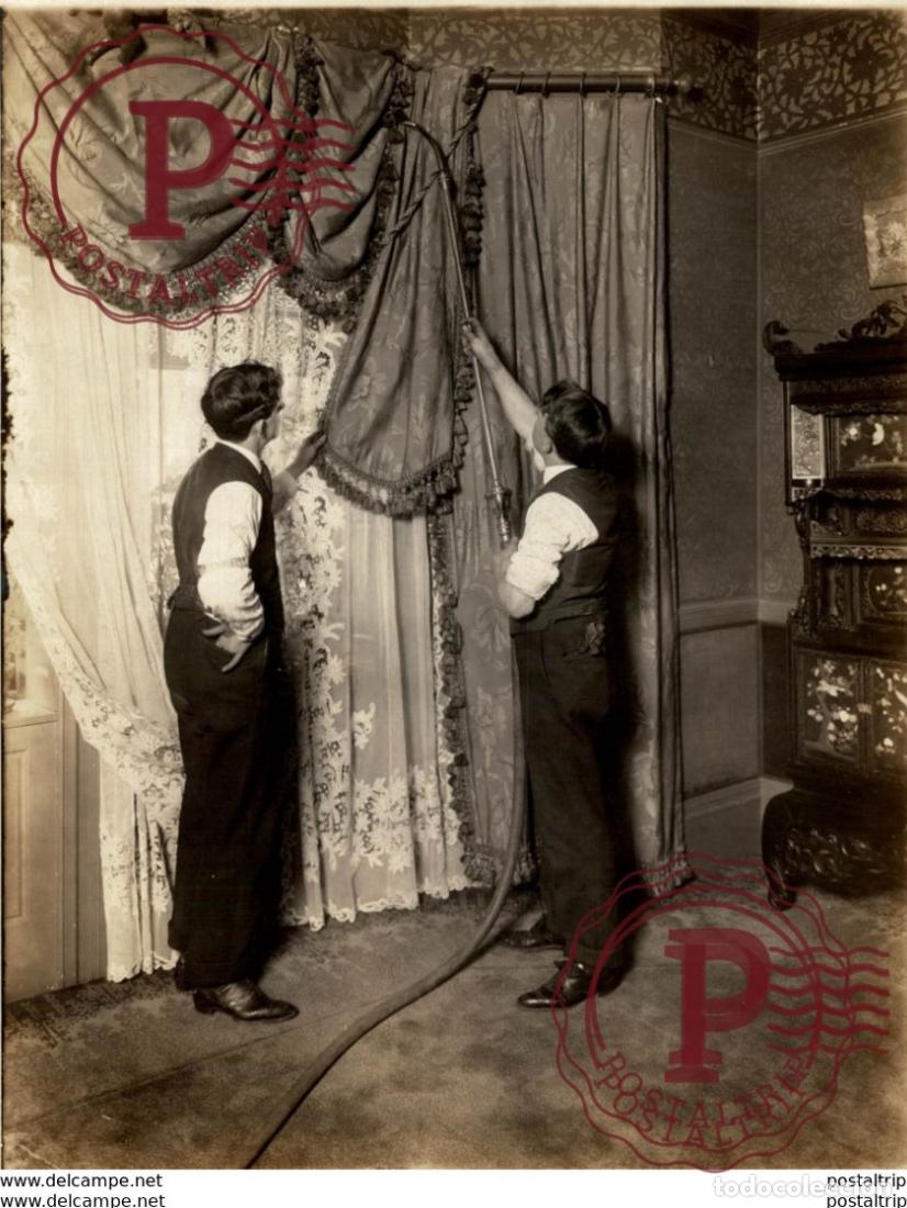 Fotograf&iacute;a antigua: CLEANING THE CURTINS +++- 21*16CM&nbsp;Fonds Victor FORBIN 1864-1947
