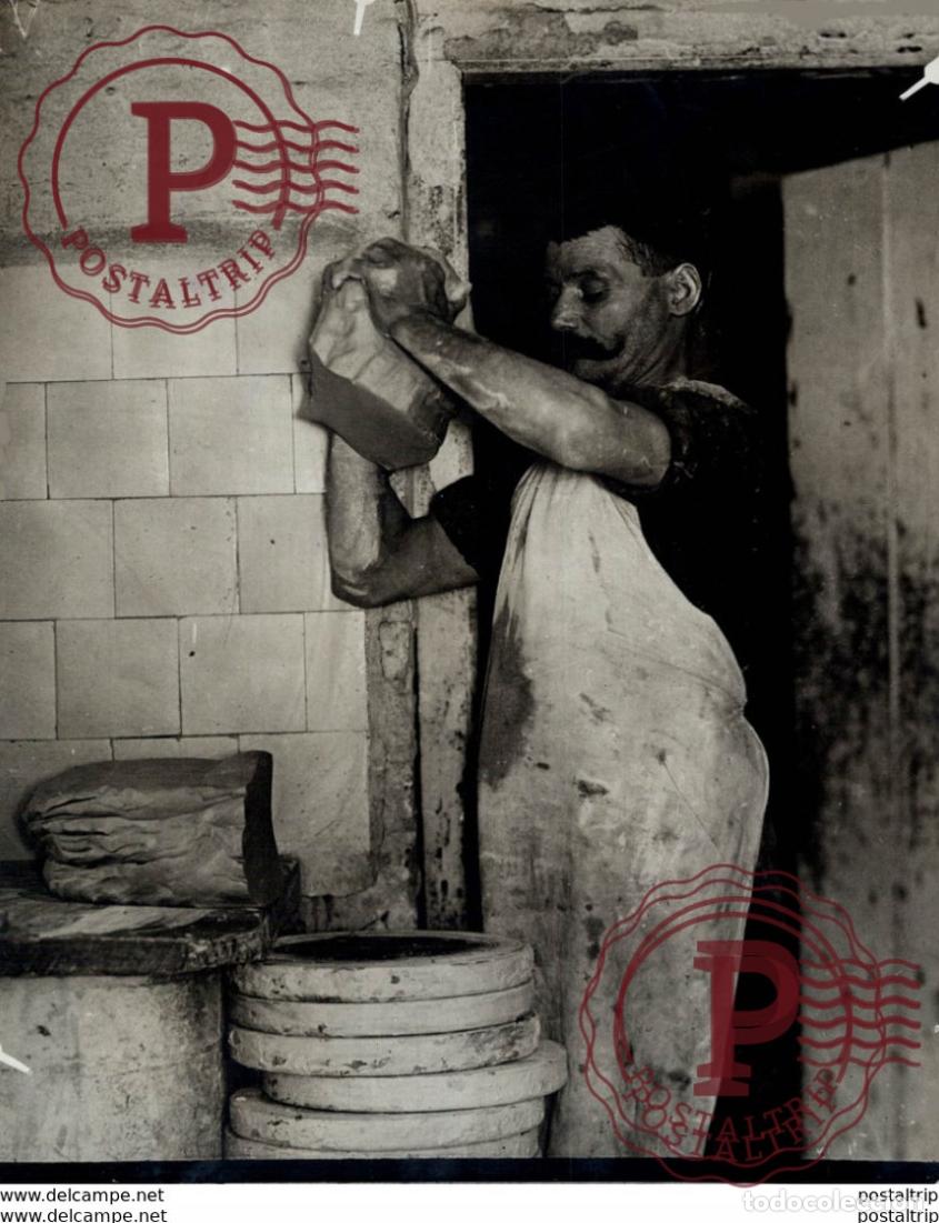 Fotografia antica: POTTERY MAKING PREPARING THE CLAY +- 20*15CM&nbsp;Fonds Victor FORBIN 1864-1947