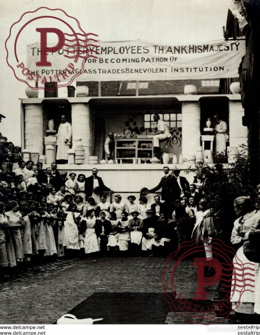 Fotografia antica: ROYAL VISIT TO POTTERIES GLASS TRADES BENEVOLENT INSTITUTION POTTERY MAKING +- 20*15CM&nbsp;Fonds Victor