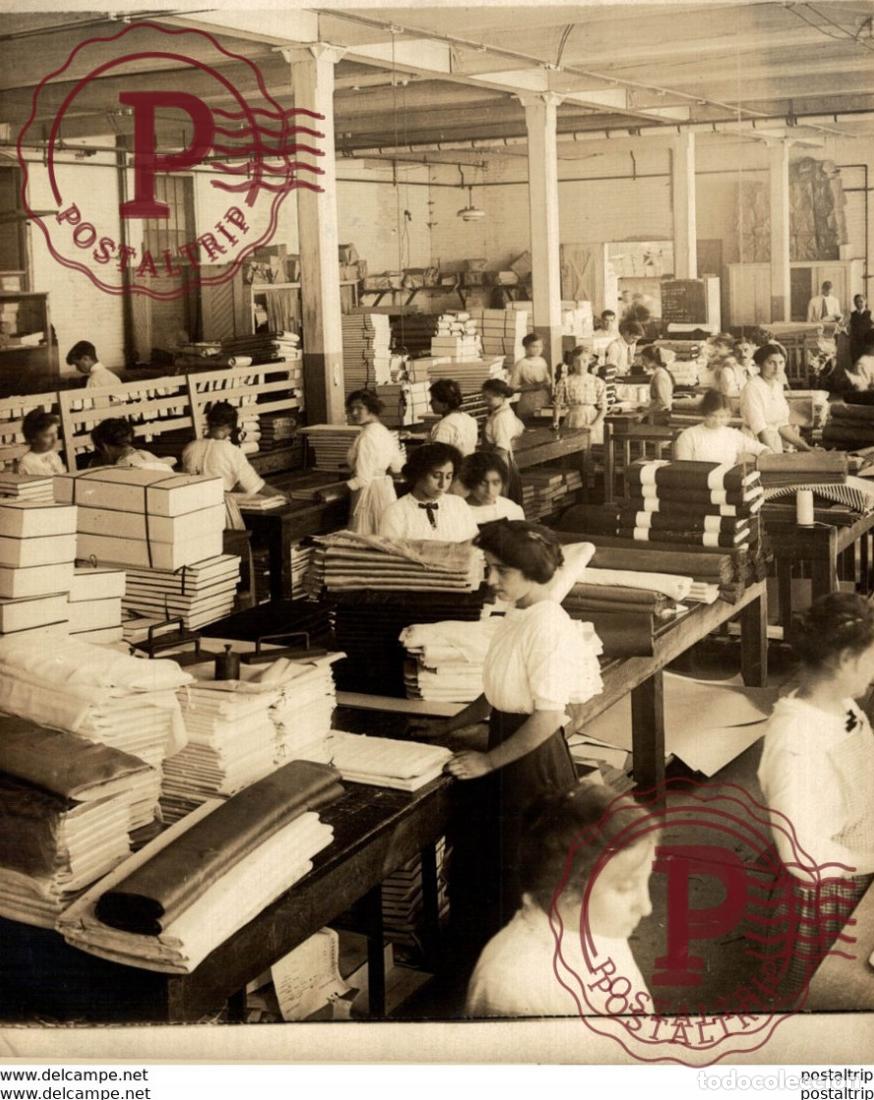 Fotografia antica: FOLDING AND PREPARING FOR MARKET +- 25*20CM&nbsp;Fonds Victor FORBIN 1864-1947